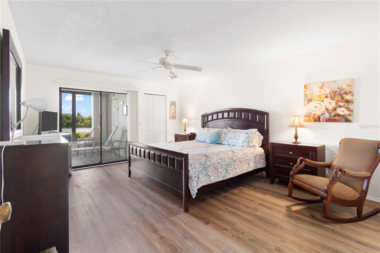 Primary bedroom leading to lanai. - 220 LAKEWOOD DR #220, BRADENTON