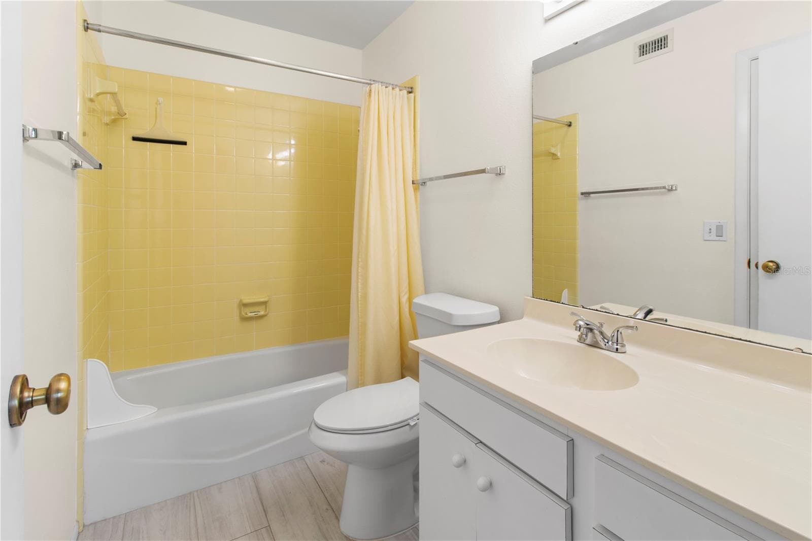 Guest bathroom. - 220 LAKEWOOD DR #220, BRADENTON