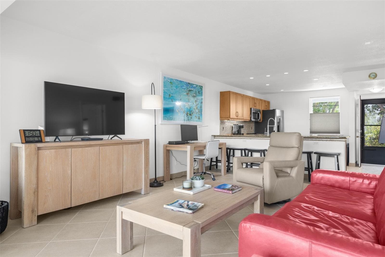 Living Space, with the open floor plan this space is so inviting - 600 SUTTON PL #101B, LONGBOAT KEY