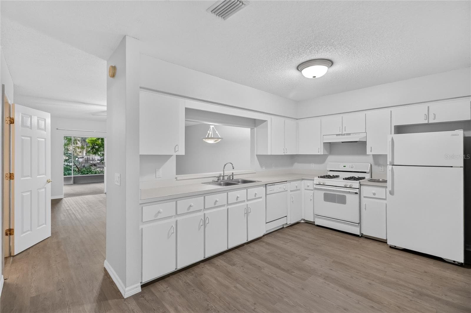 Townhouse at 2352 ISLE ROYALE CT SE, WINTER HAVEN, photo 8 of 48