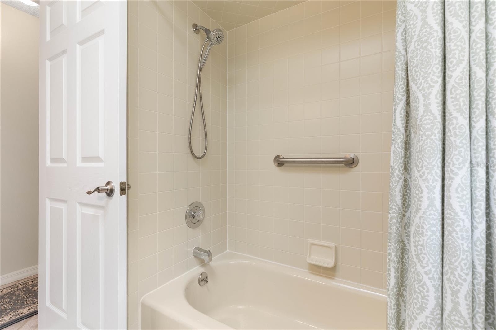 Tub & Shower - 31 BOSTON LN, PALM COAST