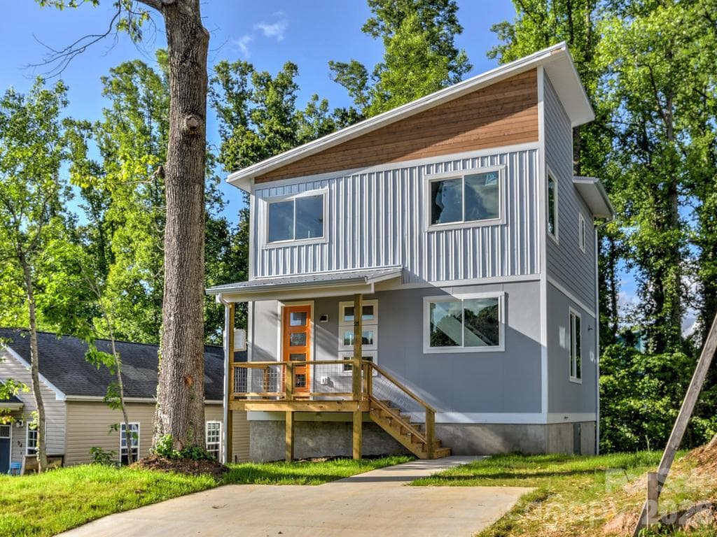 Single Family Residence at 21 Wilmington Street, Asheville, photo 2 of 21