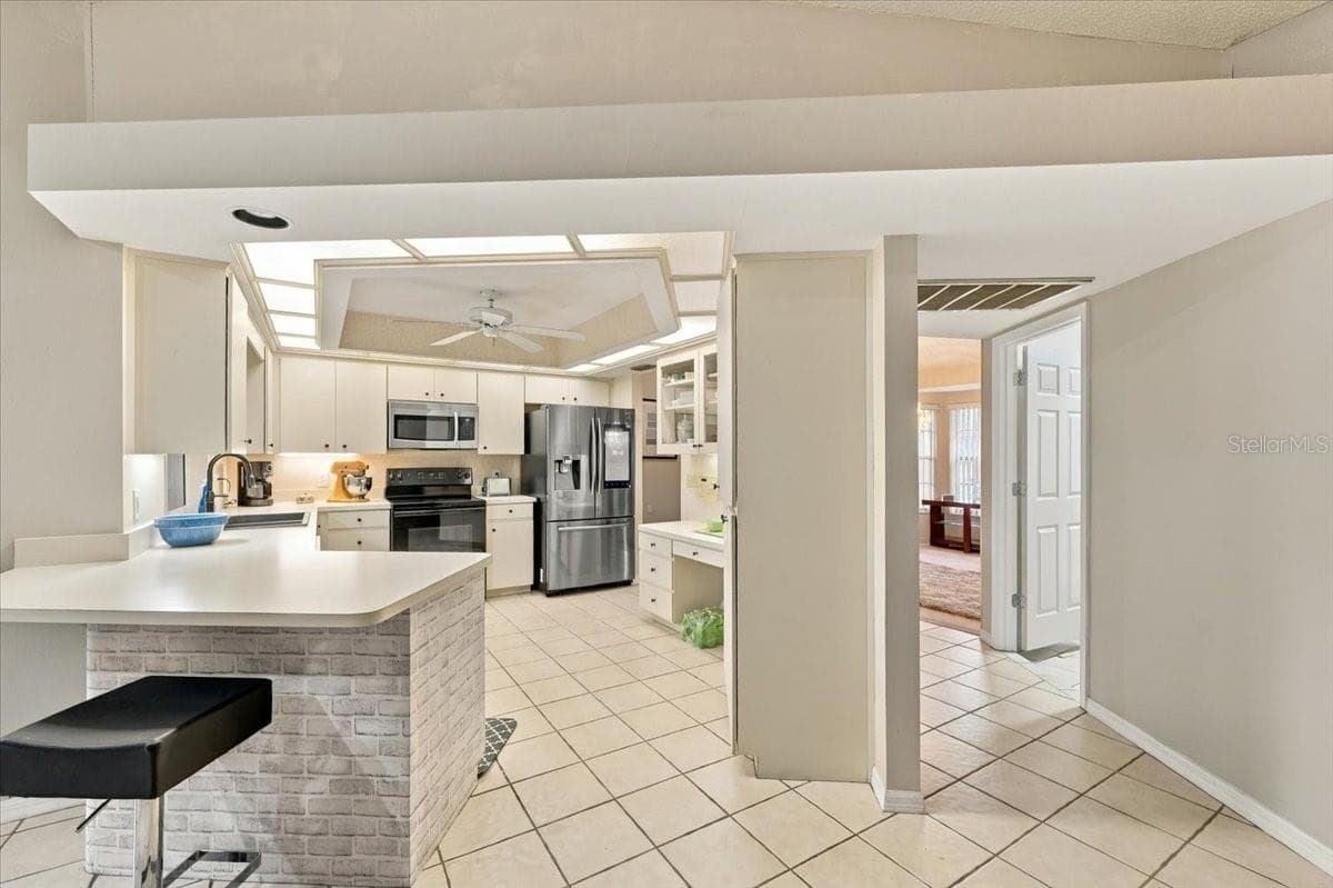 Kitchen with Laundry room to the right - 4437 FLINTLOCK LOOP, LAKELAND