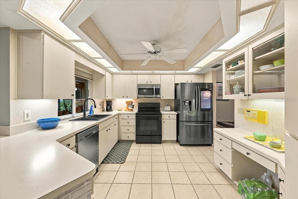 Kitchen with built in desk space - 4437 FLINTLOCK LOOP, LAKELAND
