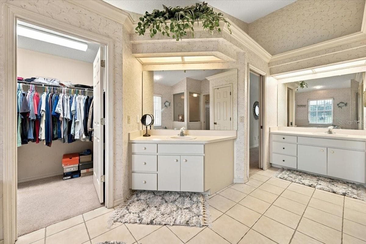 Primary bath with dual sinks, vanities and walk in closets - 4437 FLINTLOCK LOOP, LAKELAND
