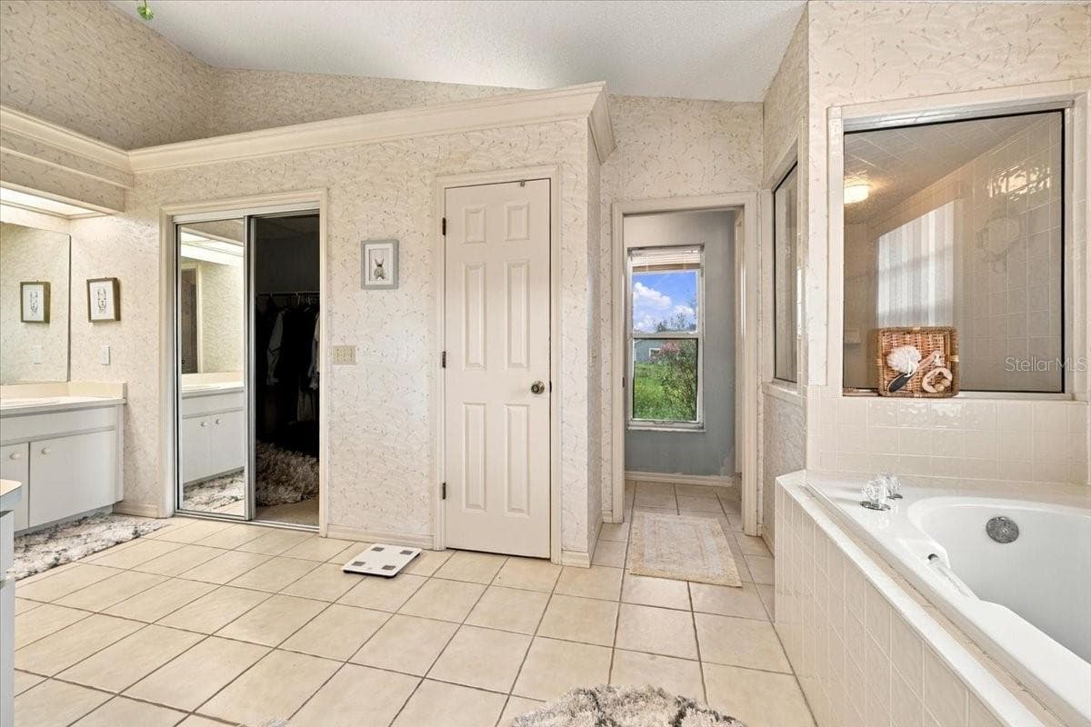 Primary bath with separate garden tub and shower and water closet - 4437 FLINTLOCK LOOP, LAKELAND