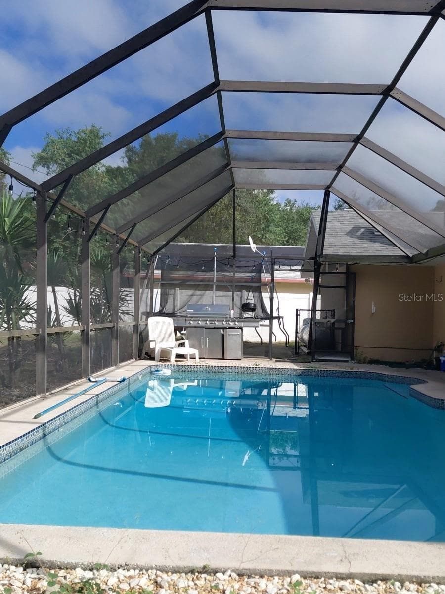 Nice pool and cage in back - 678 FAIRCHILD AVE, DELTONA