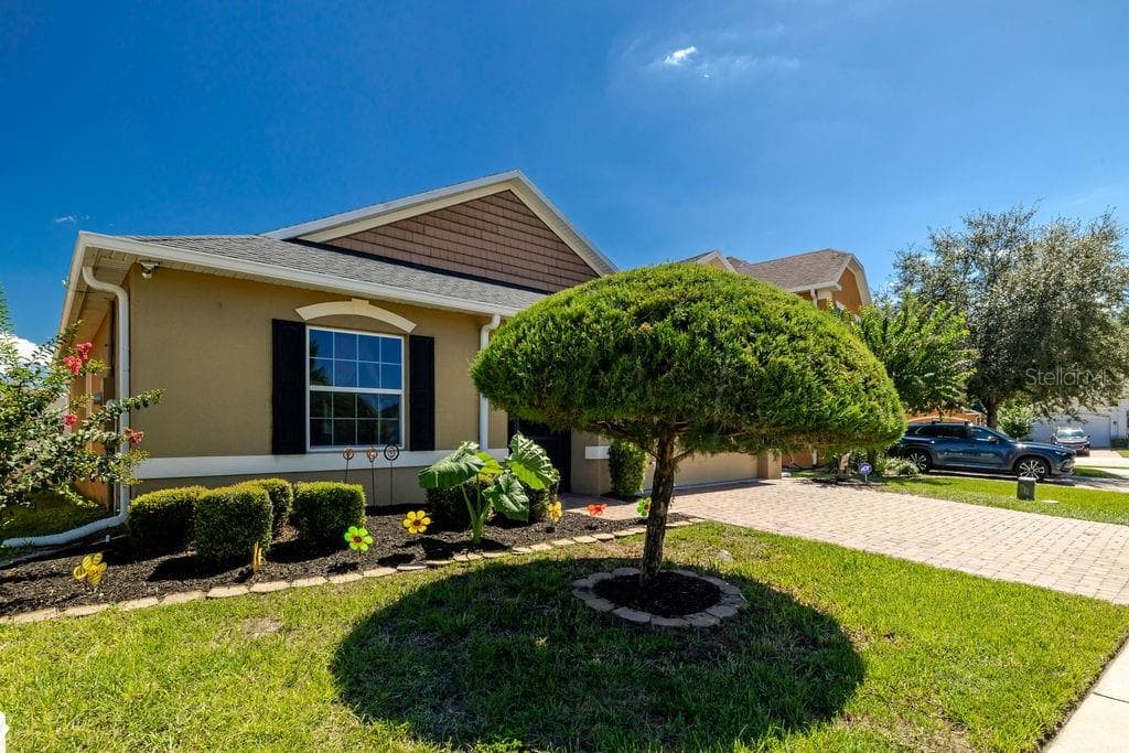 Side view of home - 252 SHERRI LEE LN, DELAND