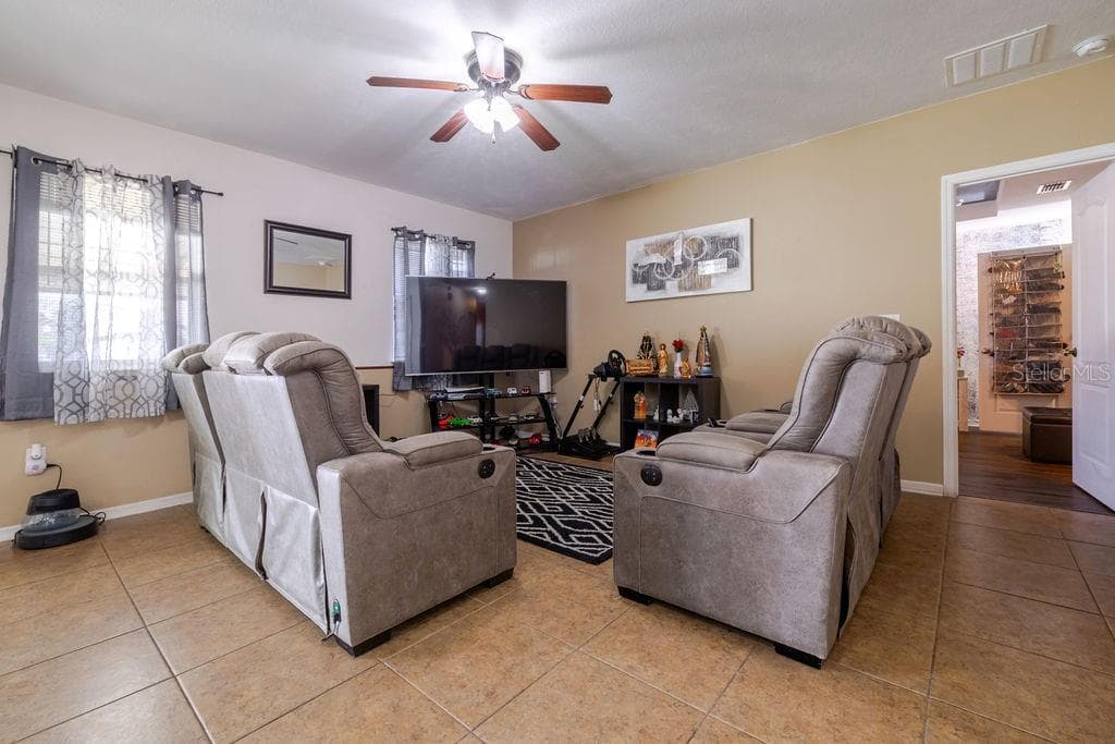 Light and bright living room - 252 SHERRI LEE LN, DELAND
