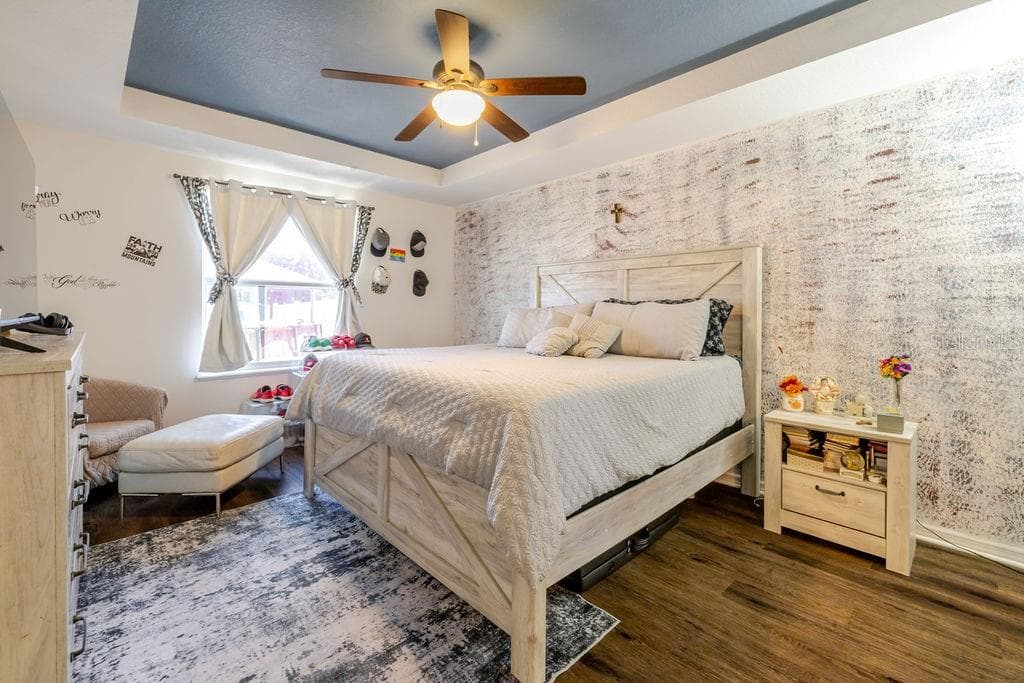 Primary bedroom with tray ceiling - 252 SHERRI LEE LN, DELAND