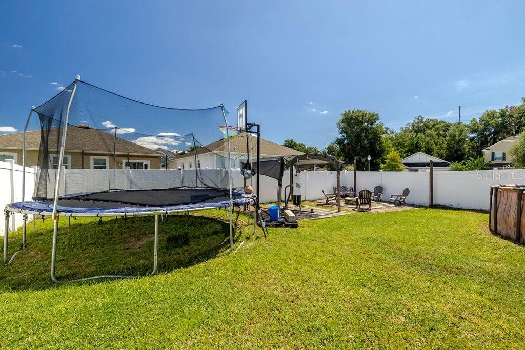 Oversized lot for the neighborhood with fire pit area - 252 SHERRI LEE LN, DELAND