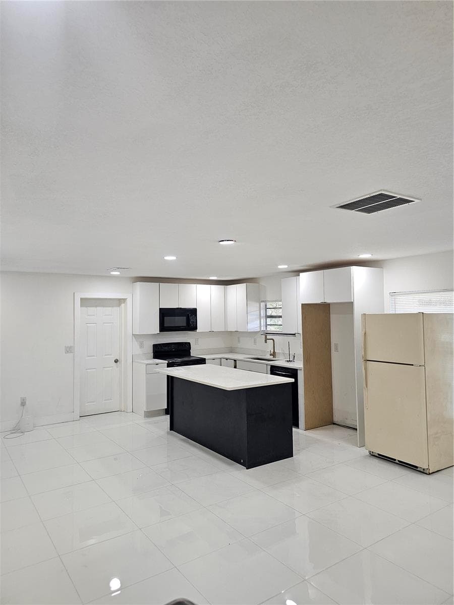 Single Family Residence at 6125 LIBERTY AVE, TEMPLE TERRACE, photo 7 of 28