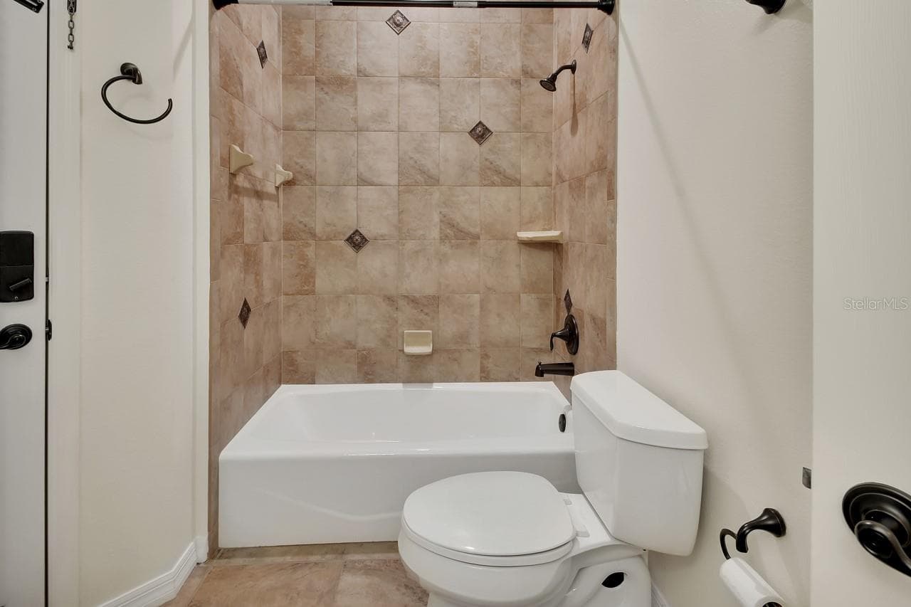 Spacious second bathroom - 502 VICTORIA HILLS DR, DELAND