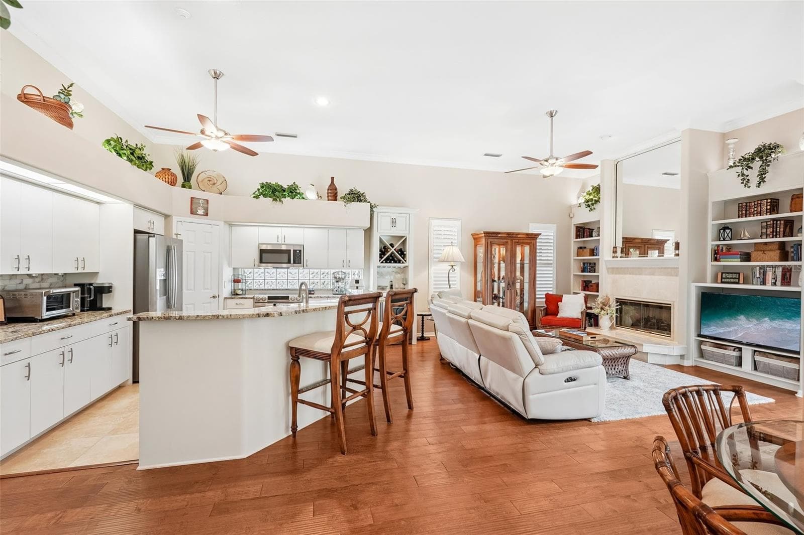 kitchen/family room combo - 444 FIELDSTONE DR, VENICE