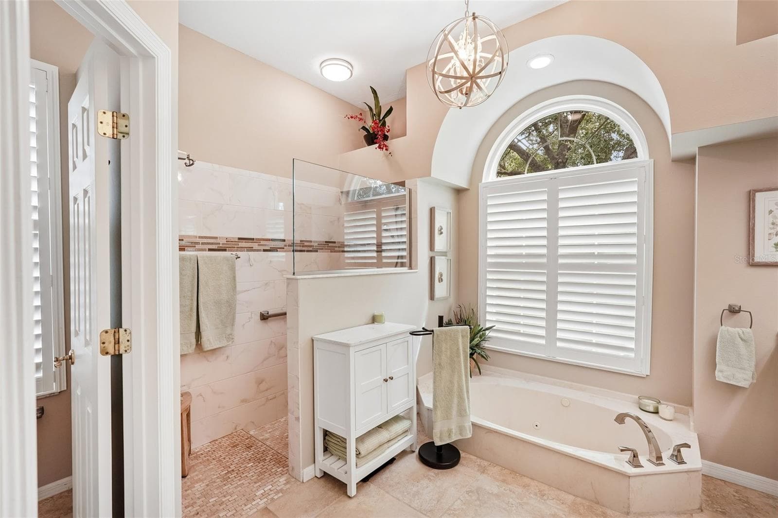 Primary bath w/separate jetted tub & walk-in shower - 444 FIELDSTONE DR, VENICE
