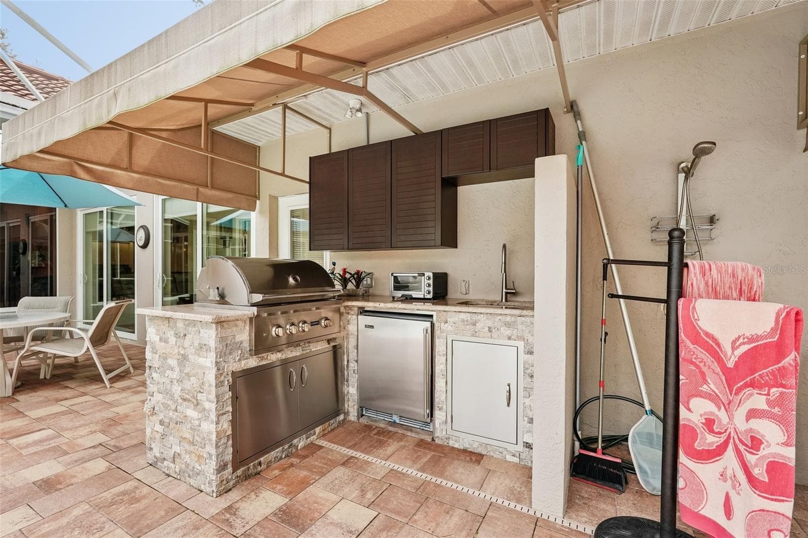 Outside kitchen - 444 FIELDSTONE DR, VENICE