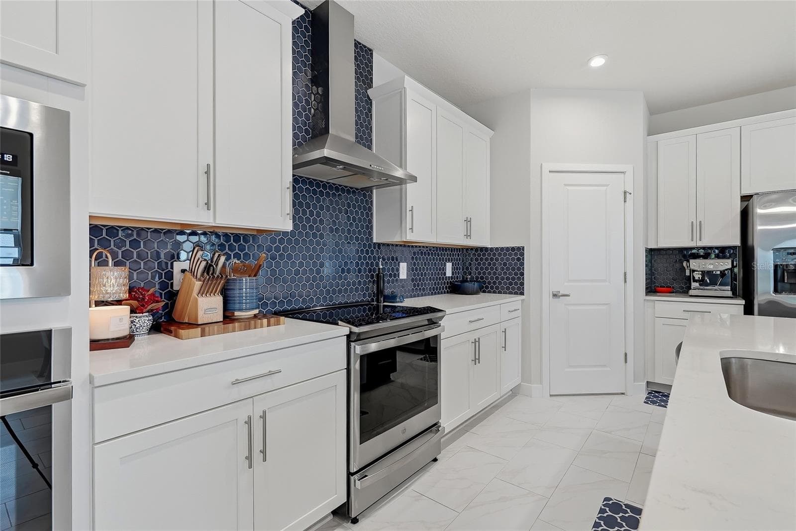 Single Family Residence at 14437 MAIDEN TER, LAKEWOOD RANCH, photo 10 of 29