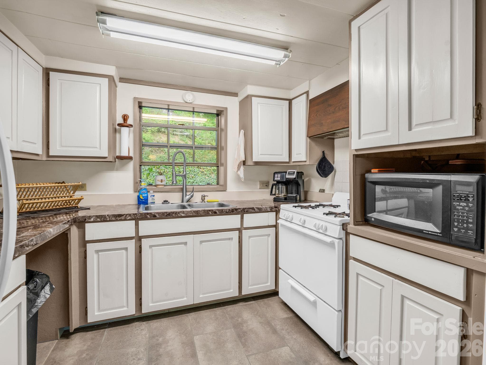 Kitchen - 765 Hawk Ridge Lane, Marshall