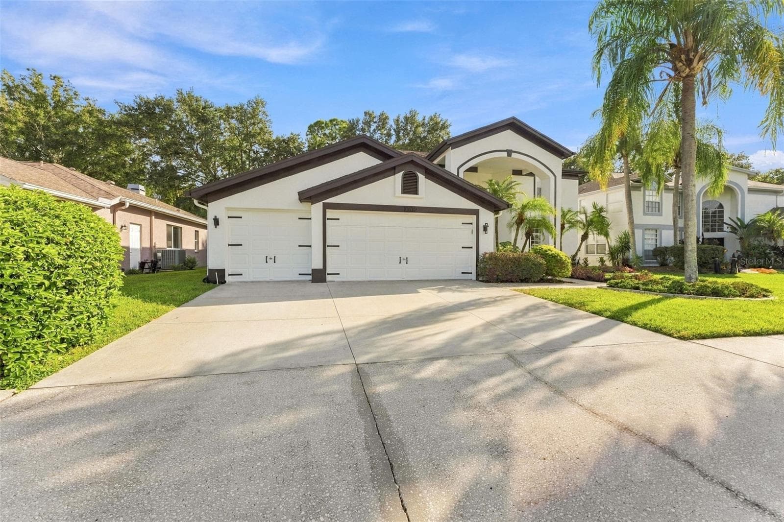 3 car garage with large parking pad - 10102 VISTA POINTE DR, TAMPA