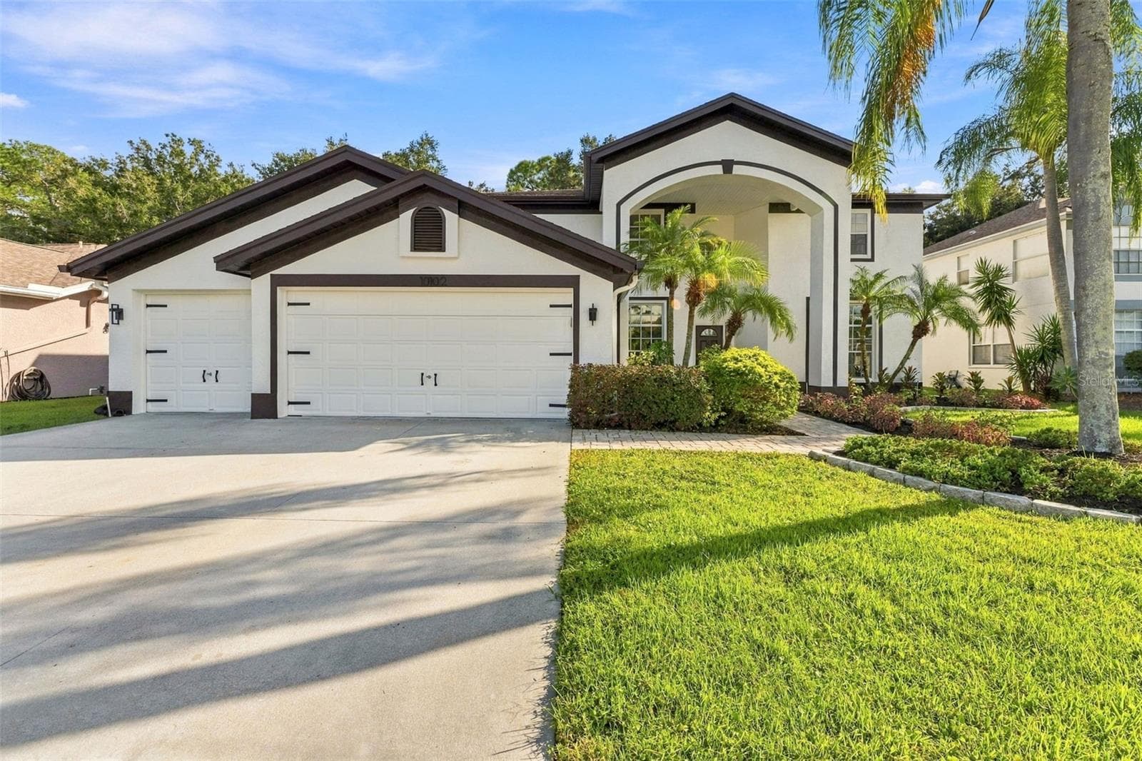 Excellent curb appeal with fresh new landscaping - 10102 VISTA POINTE DR, TAMPA
