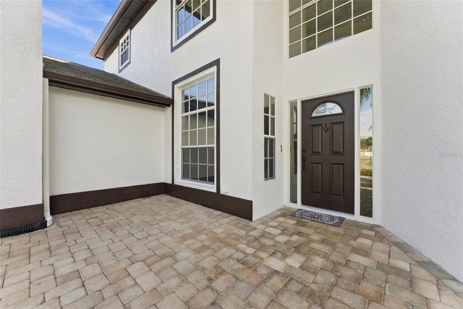 Front porch area is spacious enough for some tables and chairs - 10102 VISTA POINTE DR, TAMPA