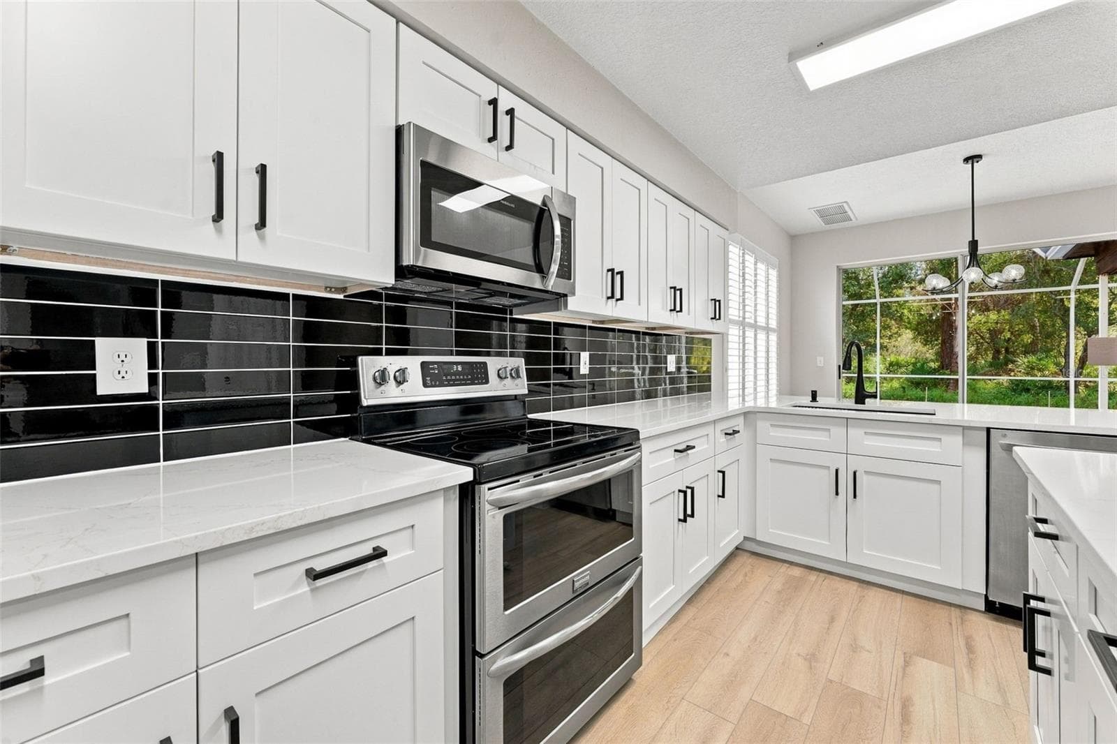 Very clean, modern look with the black subway tile backsplash - 10102 VISTA POINTE DR, TAMPA