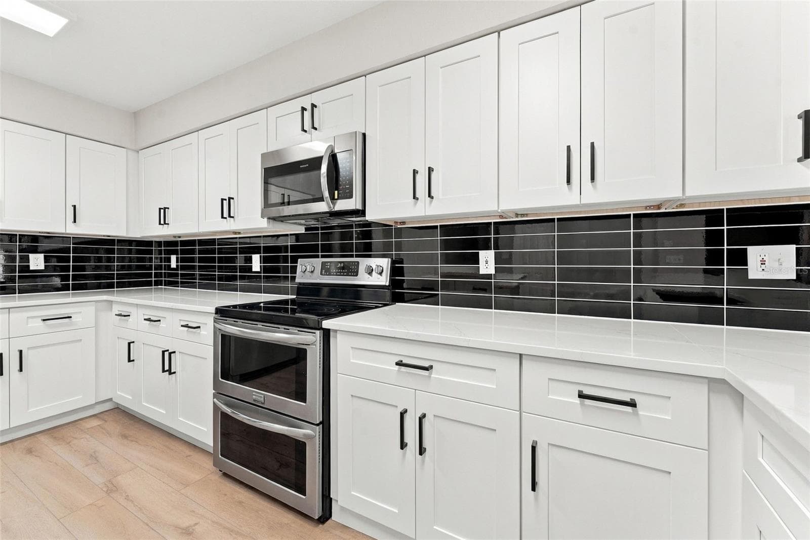 Large Kitchen with Plenty of Room for Multiple Cooks - 10102 VISTA POINTE DR, TAMPA