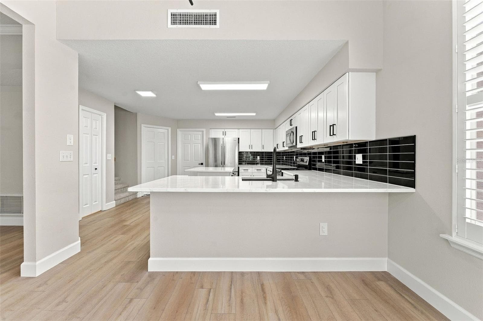Bar seating in the kitchen - 10102 VISTA POINTE DR, TAMPA