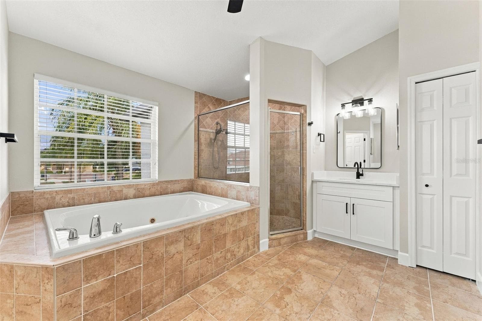 Large jacuzzi bathtub with separate shower stall - 10102 VISTA POINTE DR, TAMPA