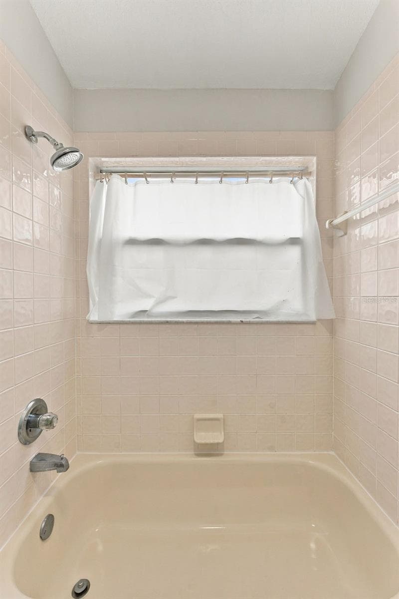 Upstairs hall bathroom features a tub/shower combo - 10102 VISTA POINTE DR, TAMPA