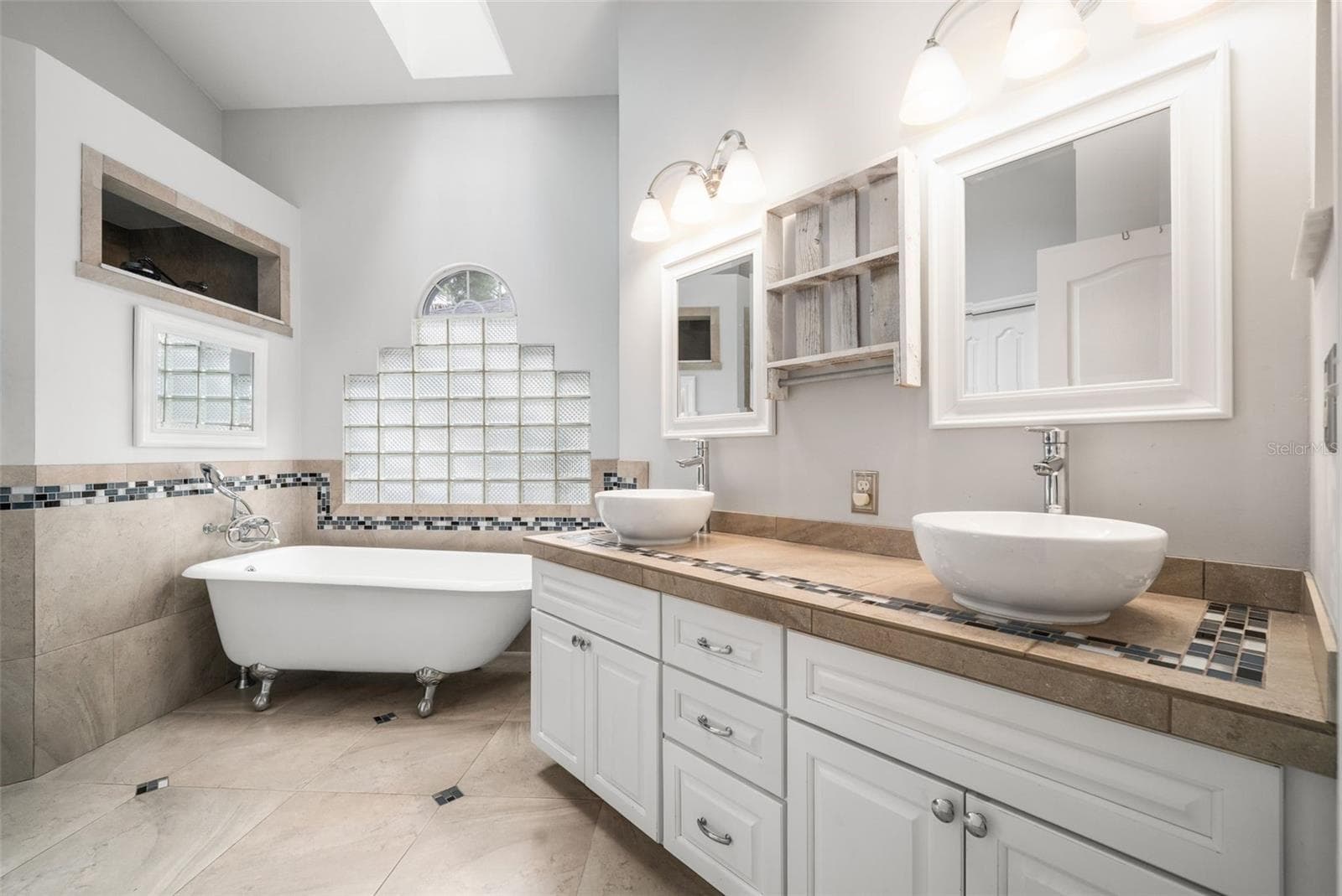 Updated master bath - 2712 NW 29TH PL, GAINESVILLE