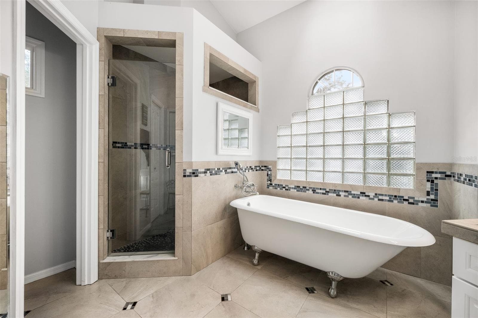 Updated master bath - 2712 NW 29TH PL, GAINESVILLE