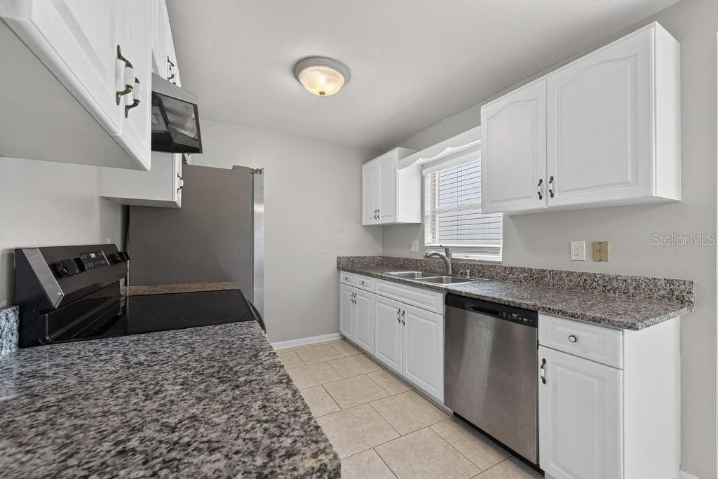 Single Family Residence at 1219 MOHRLAKE DR, BRANDON, photo 14 of 53