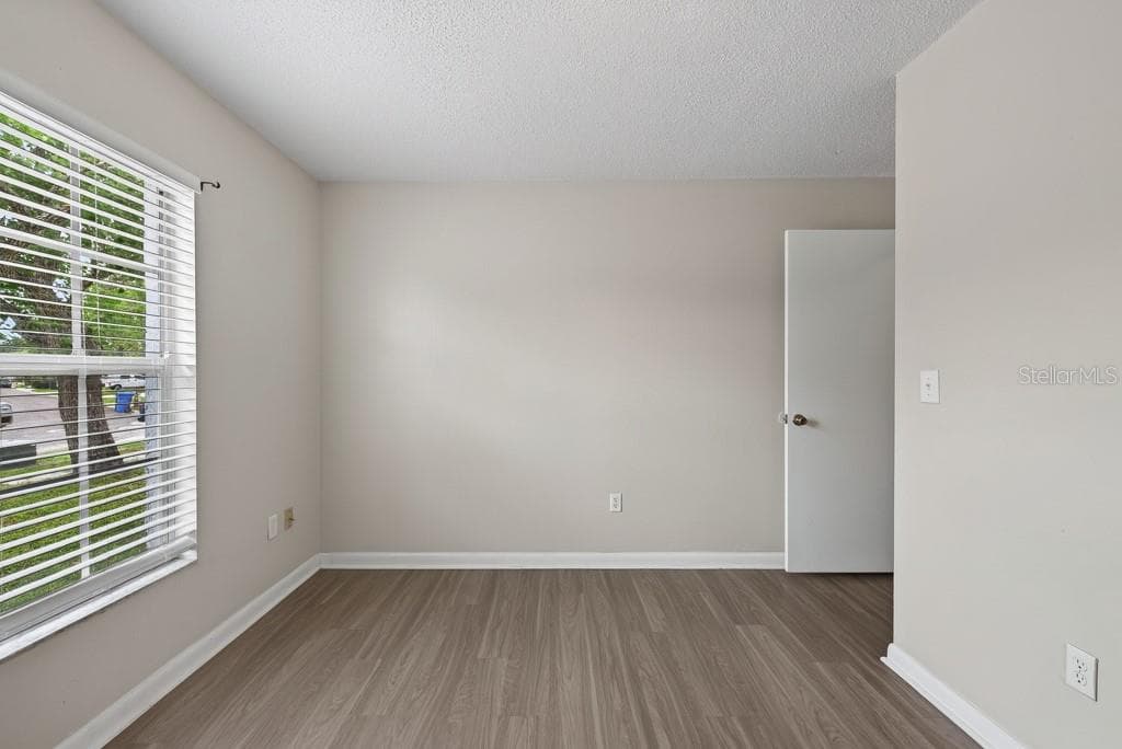Single Family Residence at 1219 MOHRLAKE DR, BRANDON, photo 30 of 53
