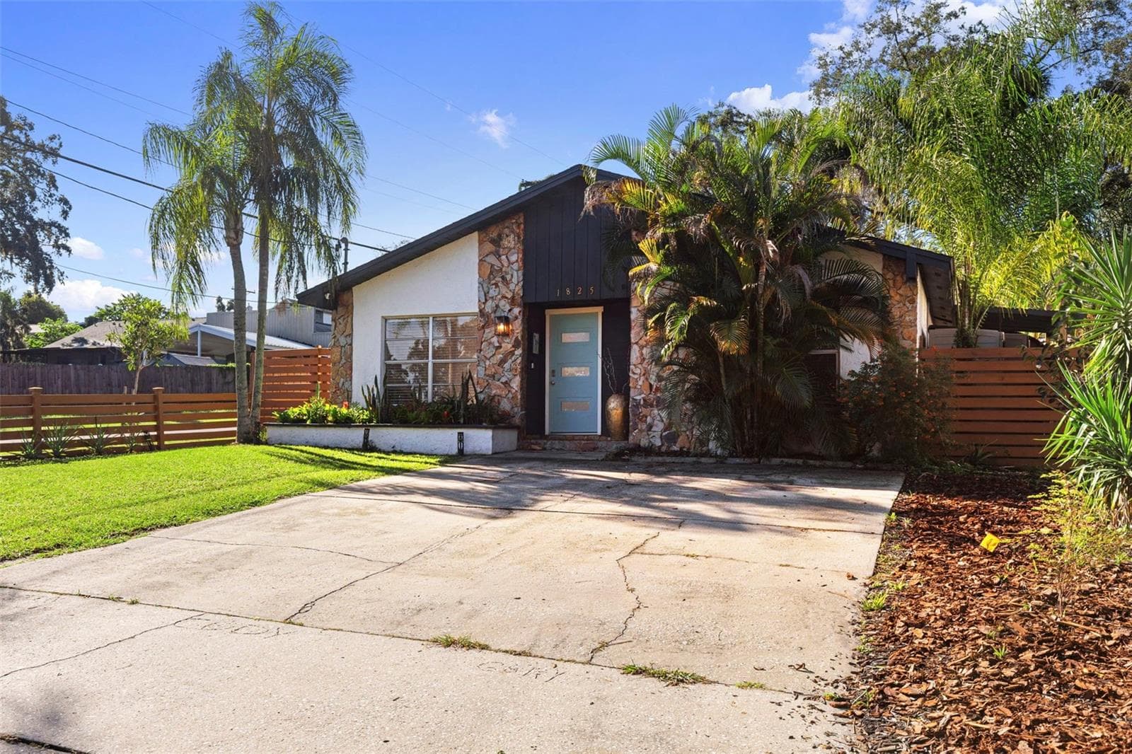 Single Family Residence at 1825 E ESKIMO AVE, TAMPA, photo 4 of 33