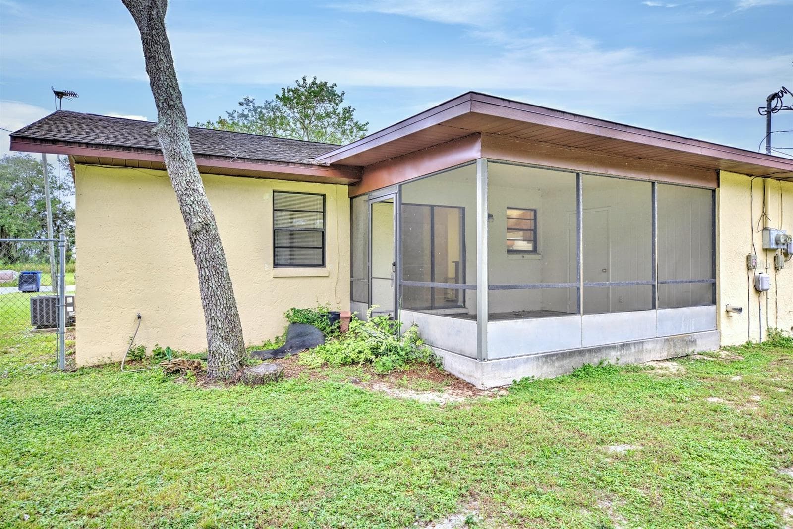 Duplex at 2118+2120 WIGHTMAN AVE, SEBRING, photo 21 of 35