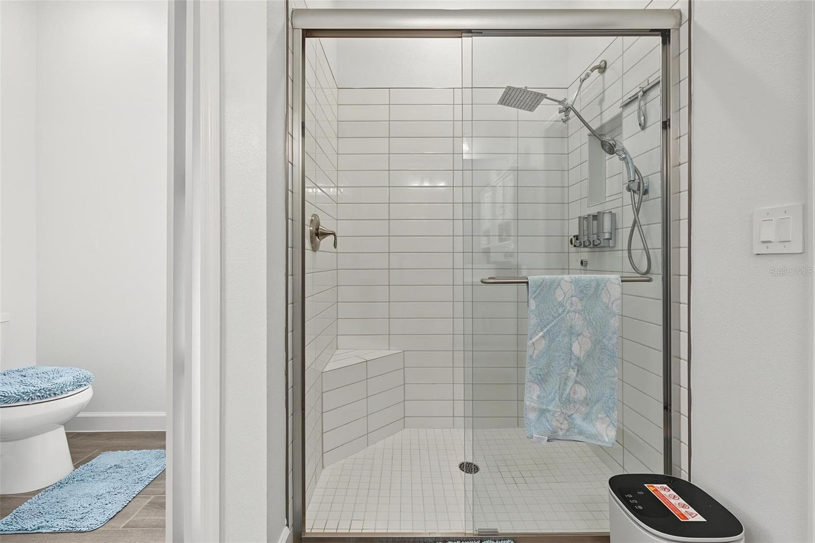 water closet w/sliding door & large shower - 31687 PARKLAND BAY WAY, SAN ANTONIO