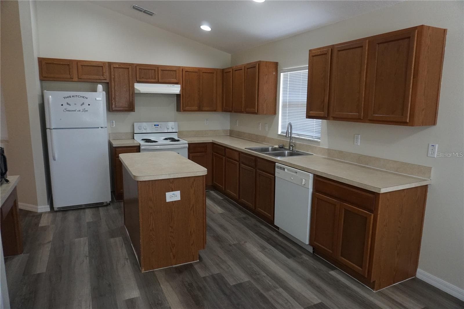 Single Family Residence at 1084 BLUEGRASS DR, GROVELAND, photo 4 of 20