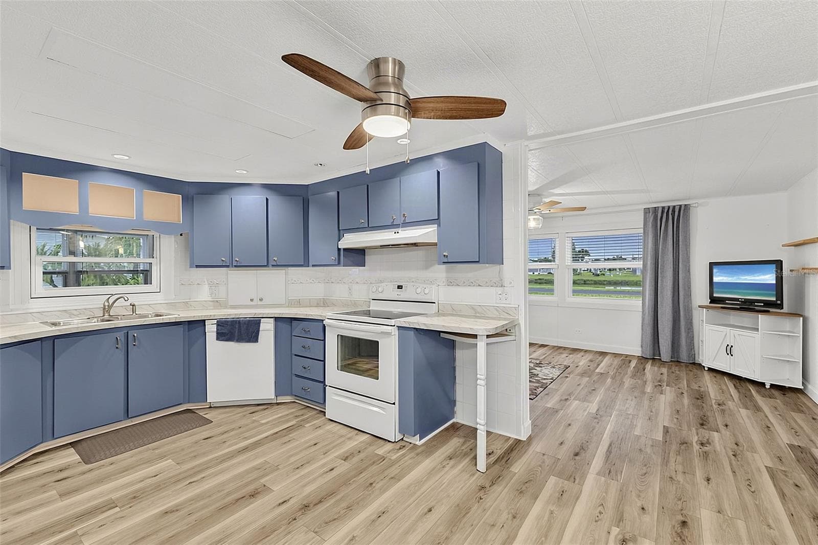 Manufactured Home at 403 VIVAR, NORTH PORT, photo 10 of 43