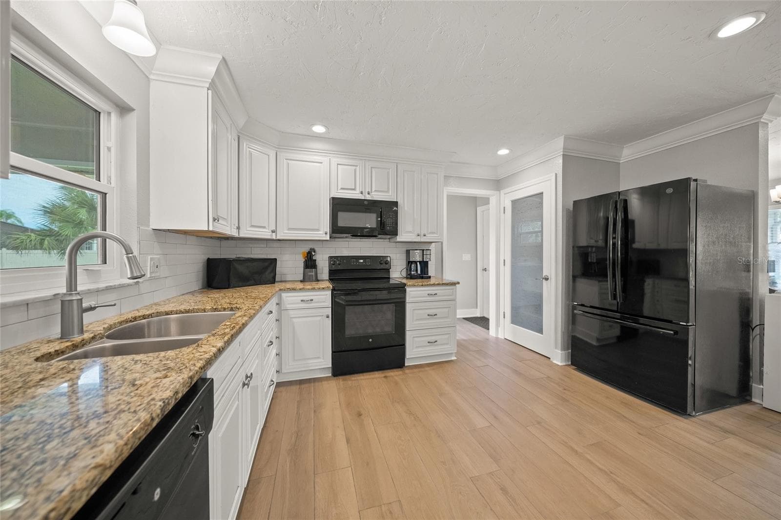 Single Family Residence at 2130 E LEEWYNN DR, SARASOTA, photo 9 of 50