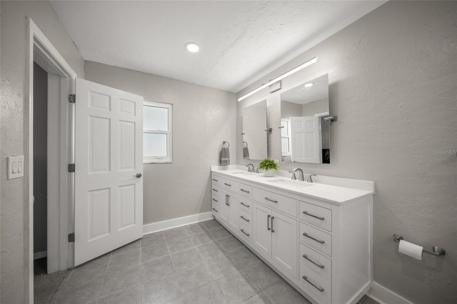 Single Family Residence at 2130 E LEEWYNN DR, SARASOTA, photo 19 of 50
