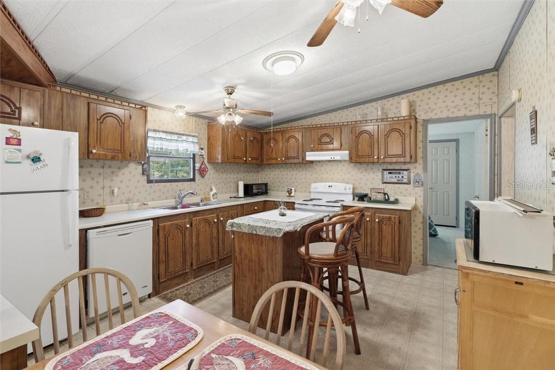 Residential at 6834 W Sunnycrest LN, HOMOSASSA FL 34448, photo 12 of 41