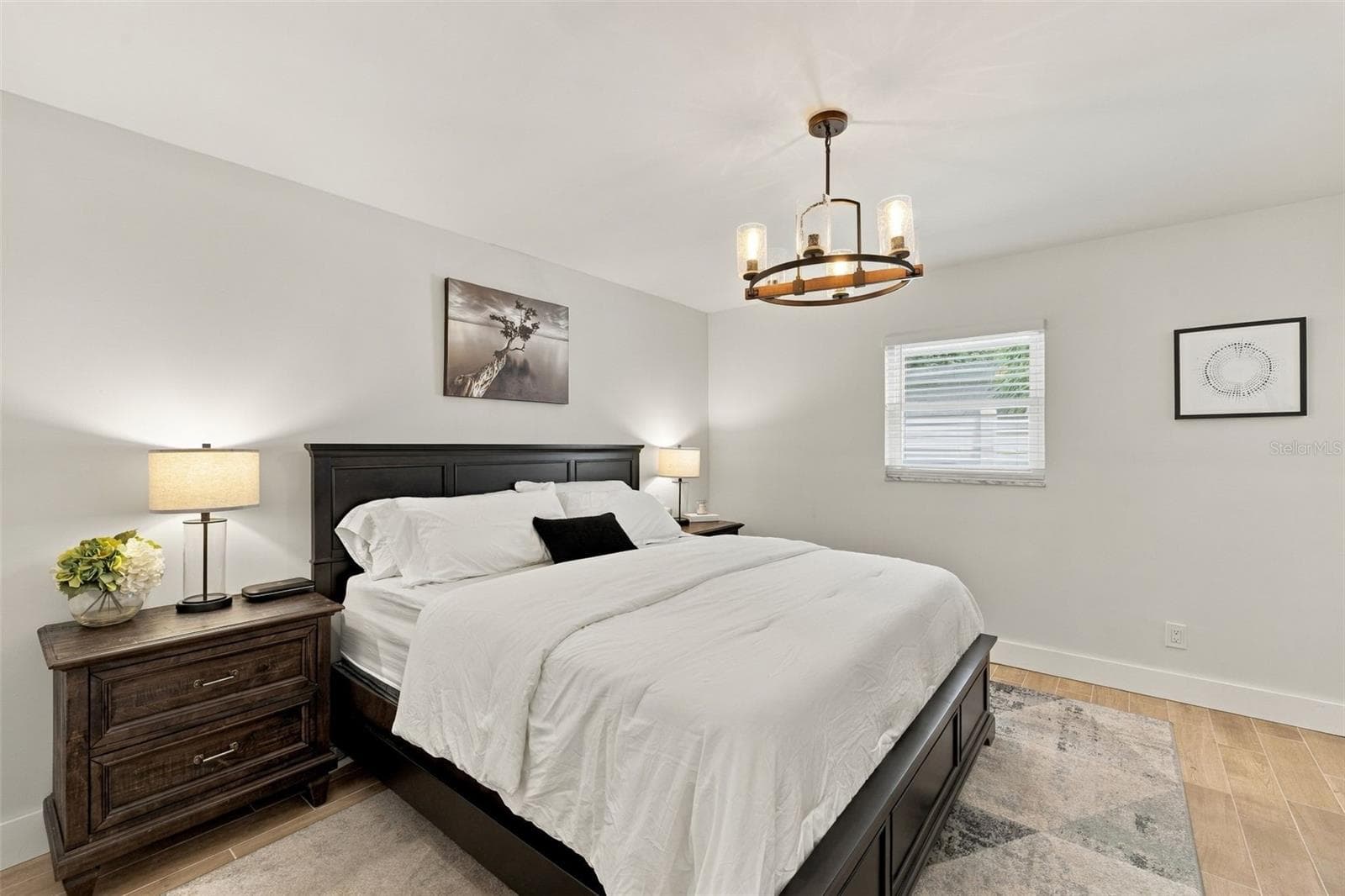 Primary Bedroom with Walk-In Closet and En-suite Bathroom - 4318 HELENA ST NE, ST PETERSBURG
