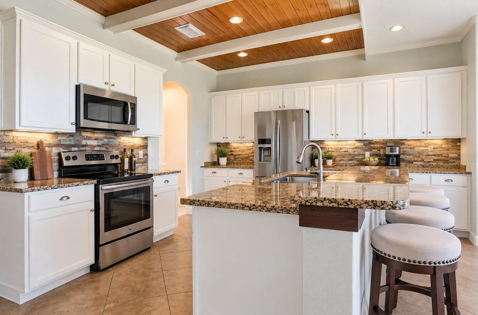 Virtually Staged - 6914 QUIET CREEK DR, BRADENTON