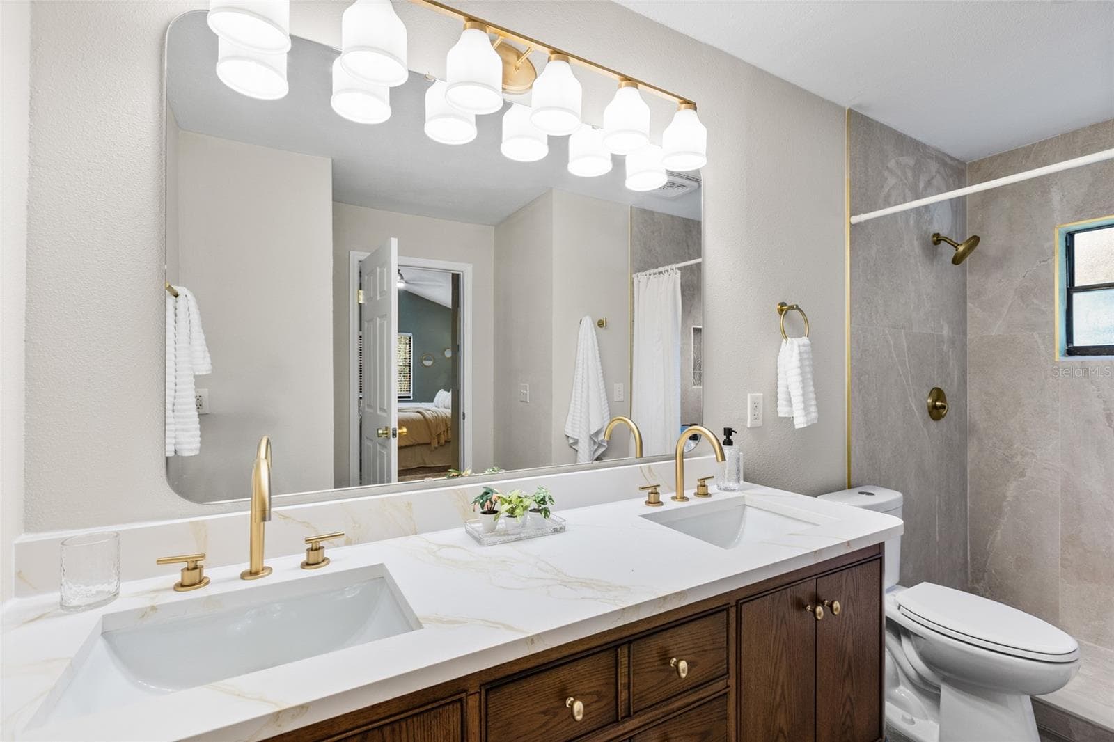 primary Bathroom w/ linen closet - 15804 IRONWARE PL, TAMPA
