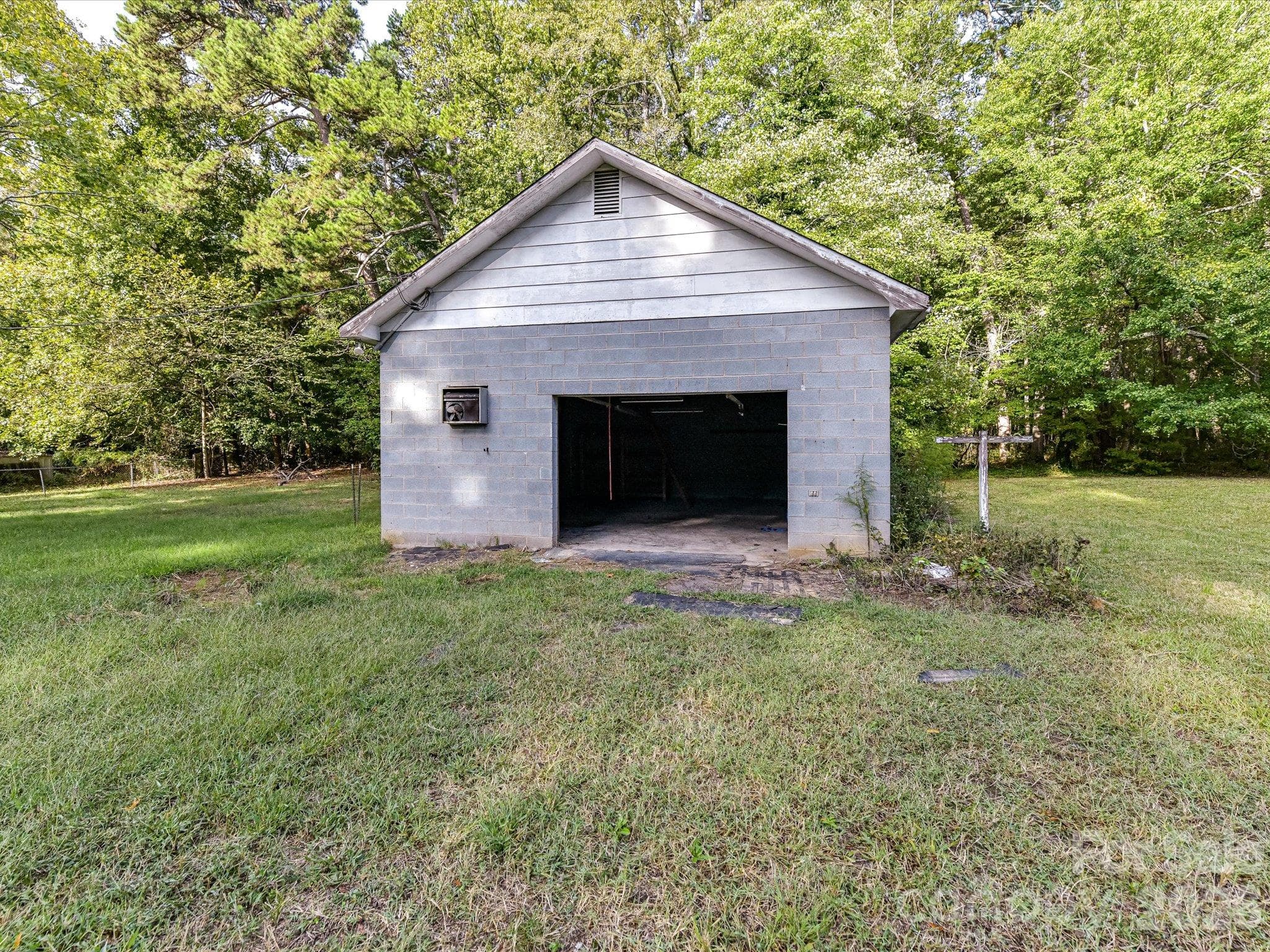 Detached Garage - 205 Oakland Street, Locust