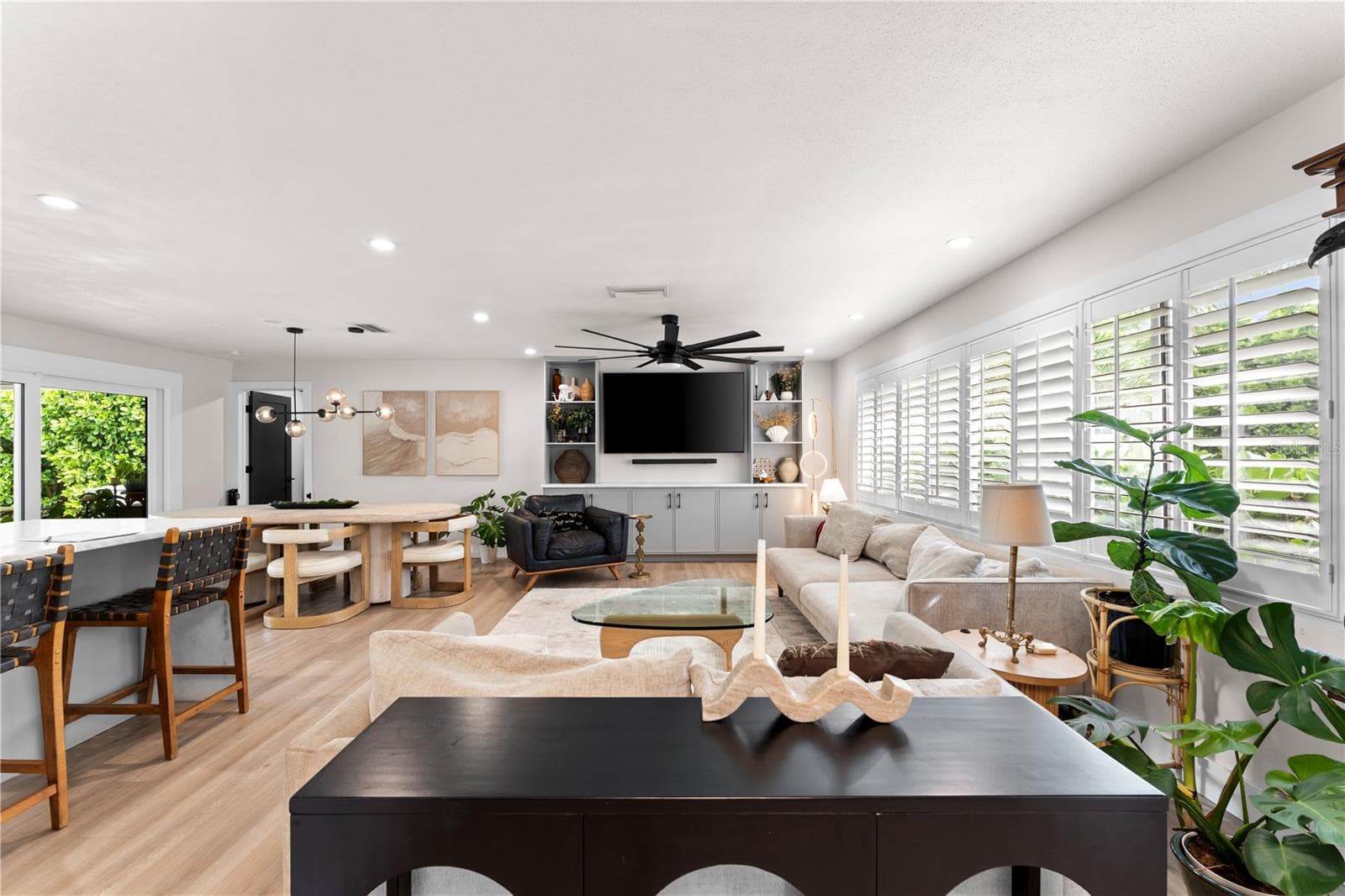 Light and Bright Functional Living Room - Open Concept - 4785 BUTTERFLY PL NE, ST PETERSBURG