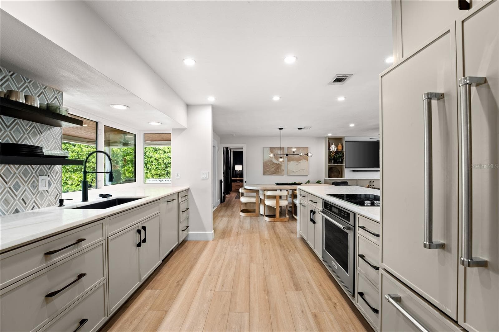 Spacious Kitchen Area w/ Views of Outdoor Entertainment Space - 4785 BUTTERFLY PL NE, ST PETERSBURG