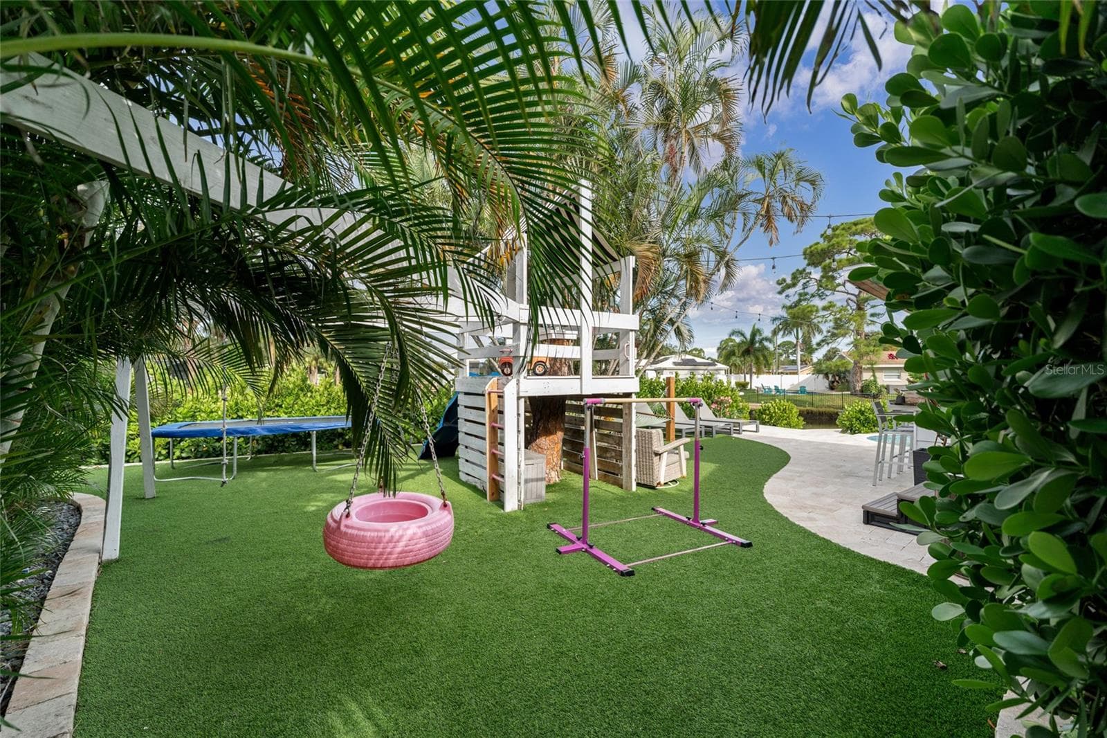 Custom Treehouse - 4785 BUTTERFLY PL NE, ST PETERSBURG