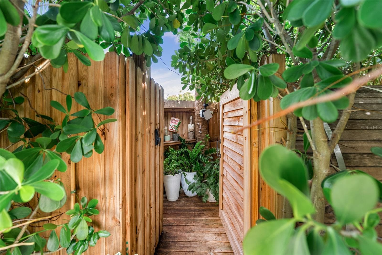 Outdoor Shower - 4785 BUTTERFLY PL NE, ST PETERSBURG